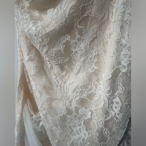 The colors are white and and like a cream color with the rose on the shoulder - Picture 2 of 6